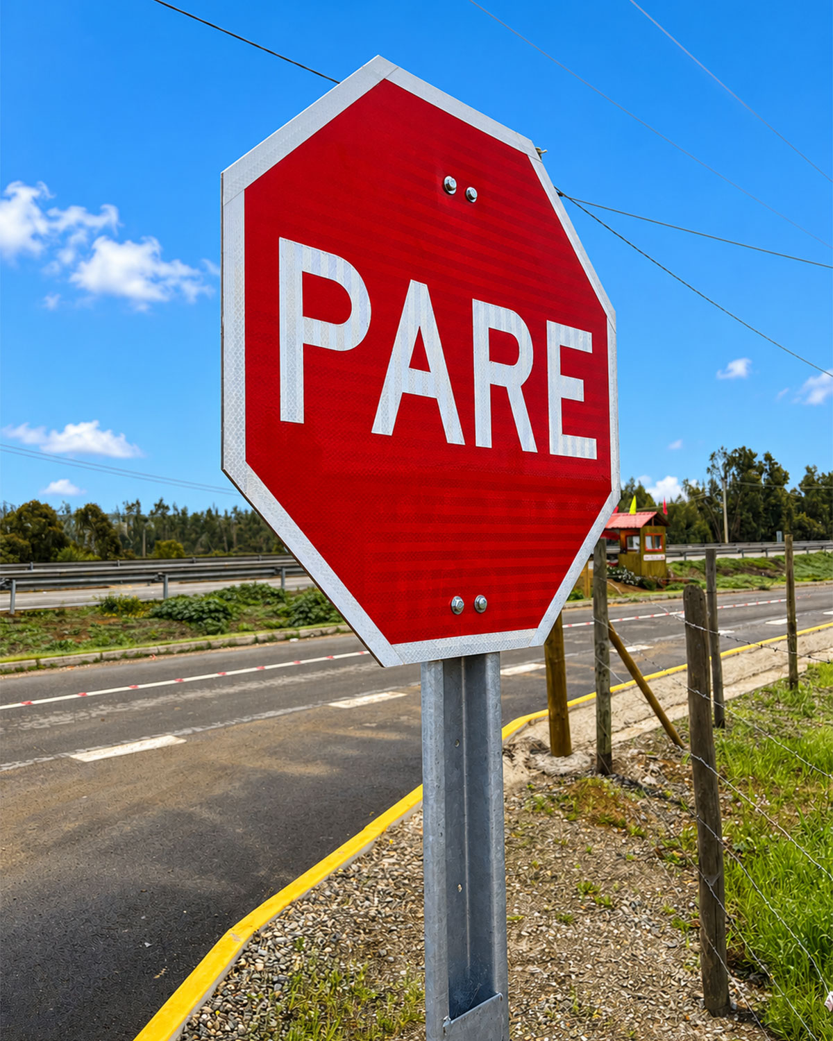 Señal PARE reflectante instalada en ruta