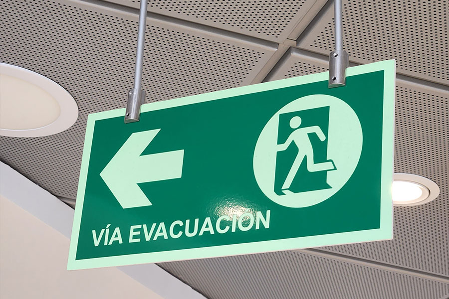 Señal de vía de evacuación instalada en cielo