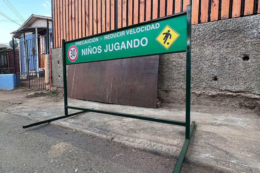 Letrero Niños Jugando con base metálica