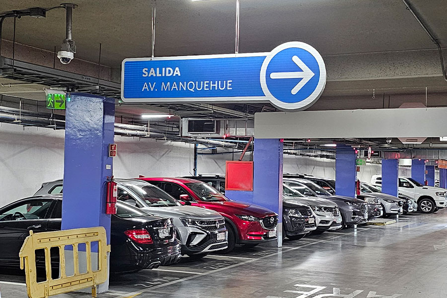 Señalética de salida en estacionamiento
